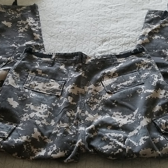 Men's digital camo cargo pants - Picture 3 of 4